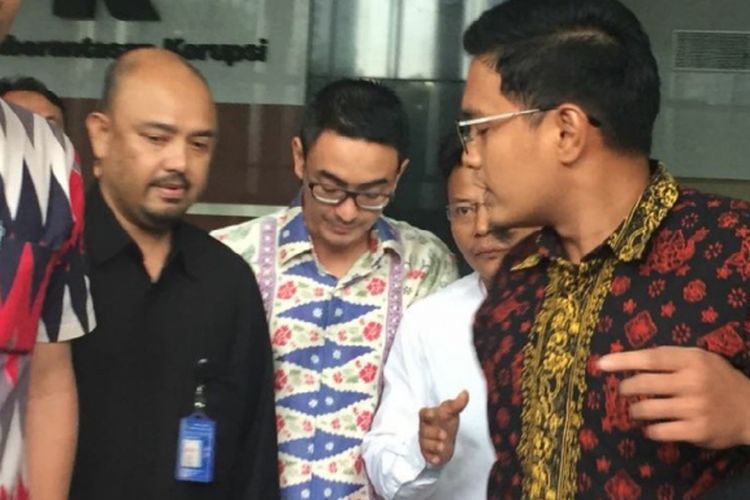 Gubernur Jambi Zumi Zola (tengah) usai memenuhi panggilan untuk diperiksa sebagai tersangka oleh KPK, Kamis (15/2/2018).