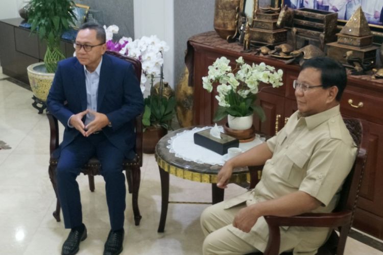Ketua Umum Partai Gerindra Prabowo Subianto bertemu dengan Ketua Umum Partai Amanat Nasional (PAN) Zulkifli Hasan di Rumah Dinas Ketua MPR, Kompleks Widya Chandra, Jakarta Selatan, Senin (25/6/2018).