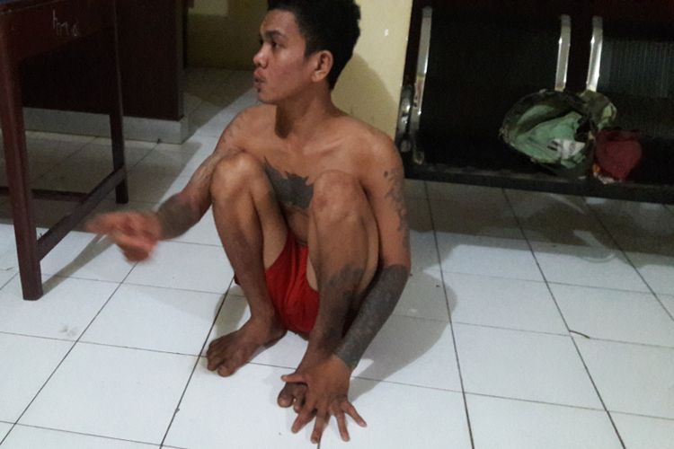 PA (20) tengah menangis meminta pengampunan setelah ditangkap lantaran memalak sejumlah pengunjung Alun-alun Lapangan Syech Yusuf Sungguminasa, Kabupaten Gowa, Sulawesi Selatan, Senin, (14/8/2017).