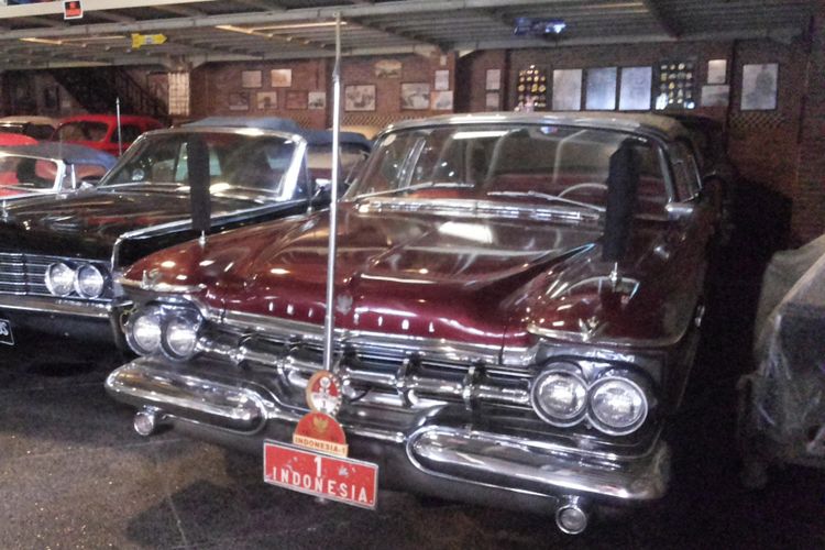 Chrysler Imperial yang pernah digunakan Presiden Soekarno sebagai kendaraan dinasnya saat disimpan di Hauwkes Auto Gallery. Kemang, Jakarta Selatan, Senin (12/3/2018).