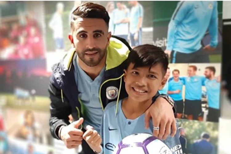 Seorang bocah korban gempa dan tsunami Palu, Sulawesi Tengah, bernama Rizky akhirnya bertemu dengan pemain sepak bola idolanya, bintang Manchester City Riyad Mahrez.