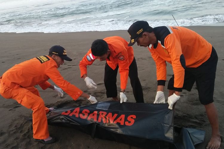 Tim SAR gabungan mengevakuasi jasad korban tenggelam yang ditemukan di Pantai Ceriwik, Kebumen, Jawa Tengah, Senin (10/6/2019).