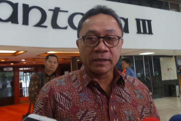 Ketua MPR RI Zulkifli Hasan di Kompleks Parlemen, Senayan, Jakarta, Senin (27/3/2017).