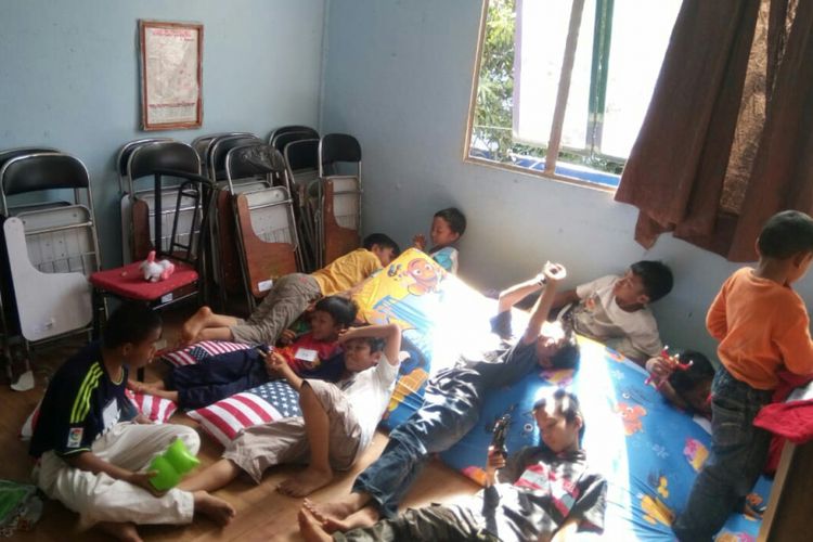 Ratusan anak-anak korban bencana gempa bumi dan tsunami di Sulawesi Tengah ditampung di kompleks SD dan TK Panrita, Jalan Bukit Baruga, Kota Makassar. 