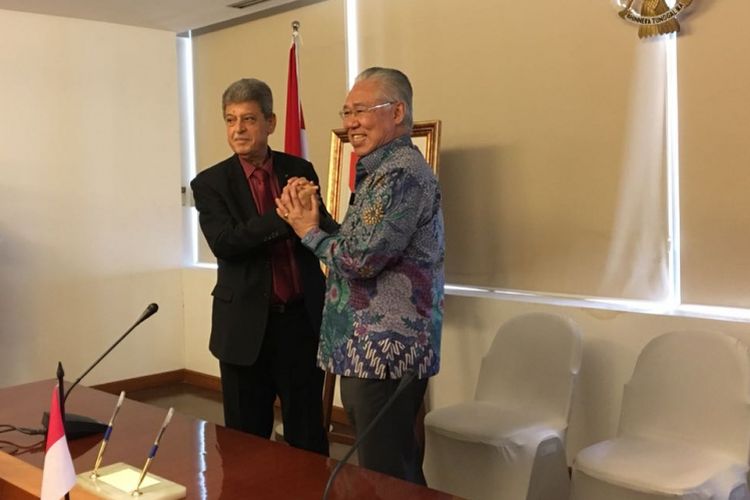 Menteri Perdagangan Enggartiasto Lukita bersalaman dengan Duta Besar Palestina untuk Indonesia Zuhair Al-Shun usai menandatangani kesepakatan perdagangan di Kementerian Perdagangan, Senin (6/8/2018).