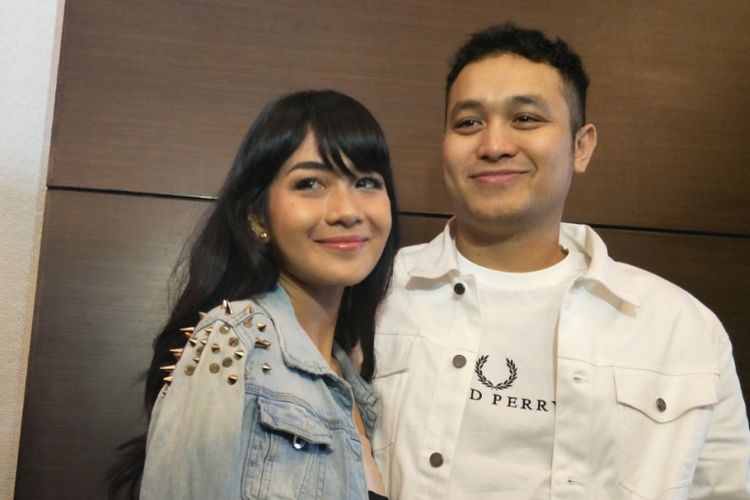 Gilang Dirga dan istri, Adiezty, di sela perayaan ulang tahun anak bungsu Nia Ramadhani dan Ardie Bakrie di Hotel Fairmont, Jakarta Selatan, Sabtu (12/5/2018).