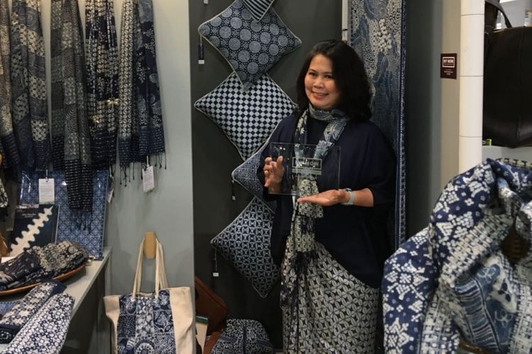 Pemilik Galeri Batik Jawa Natural Indigo Batik, Mayasari Sekarlaranti atau Nita, meraih penghargaan kategori Best New Product Award Artisan Resource oleh panitia pameran New York Now di New York, Senin (13/8/2018). 