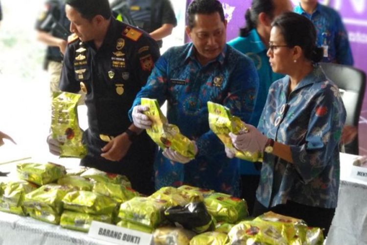 Kepalan BNN Budi Waseso bersama Menteri Keuangan Sri Mulyani memperlihatkan barang bukti 40 kg sabu di kantor Bea Cukai, Rawamangun, Jakarta Timur, Jumat (19/1/2018)