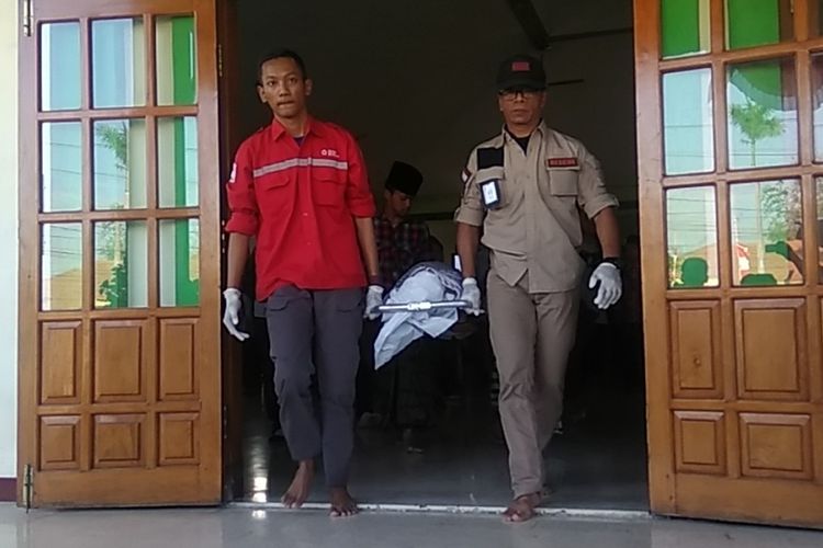 Proses evakuasi jenazah Ari Rivaldo (16), santri korban kekerasan fisik oleh seniornya, sesama santri Pondok Pesantren (Ponpes) Mambaul Ulum, di Kabupaten Mojokerto, Jawa Timur.