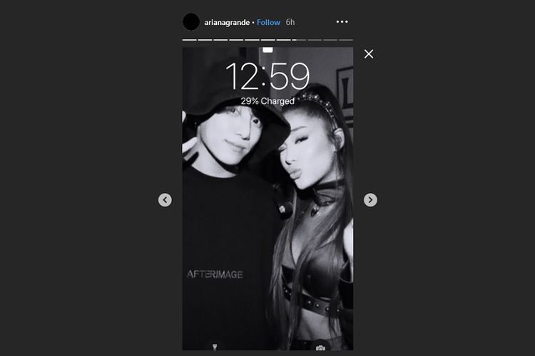 Bidik layar Instagram Story Ariana Grande yang memajang fotonya dengan Jungkook BTS pada lockscreen ponselnya.