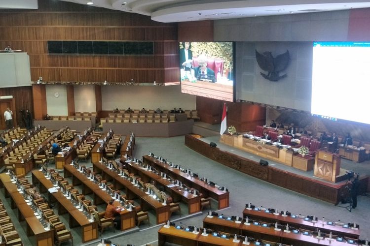 Sebanyak 220 anggota DPR tidak hadir dengan status izin dalam Rapat Paripurna di Gedung Nusantara II Kompleks Parlemen, Senayan, Jakarta, Selasa (16/7/2019). Sedangkan hanya 85 anggota yang hadir dalam rapat tersebut.