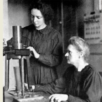 Marie Curie (kanan) dan putinya Irene (kiri) pada 1925. (Oxford Science Archive/Heritage-Images via Britannica)