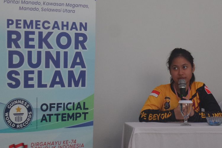 Penyelam cilik, Shinta Nur Faradilla (14) yang ikut dalam aksi pemecahan rekor selam Guiness Book of Record di Manado, Sabtu (3/8/2019). 