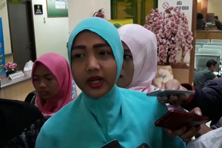 Siti Zubaidah, istri almarhum Zoya dan pengacara Abdul Chalim saat ditemui di PN Bekasi, Kamis (3/5/2018)