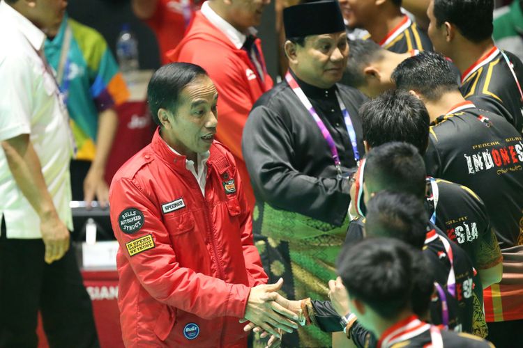 Presiden Republik Indonesia, Joko Widodo dan Ketua Umum PB Ikatan Pencak Silat Indonesia (IPSI) Prabowo Subianto memberikan ucapan selamat kepada pesilat Indonesia seusai pertandingan partai final pencak silat Asian Games 2018 di Padepokan Pencak Silat, TMII, Jakarta, Rabu (29/8/2018).