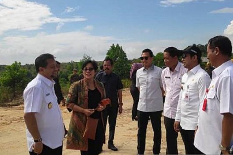 Tim terpadu bersama Bupati Penajam Paser Utara Abdul Gafur Masud dan Wakil Gubernur Kalimantan Timur Hadi Mulyadi meninjau lokasi pembangunan rel Kereta Api di wilayah Penajam Paser Utara, Rabu (26/6/2019).