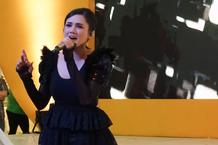 Penyanyi Mulan Jameela dalam peluncuran album 99 Vol 2 Patience di Atrium Plaza Semanggi, Jakarta Selatan, Rabu (2/5/2018).