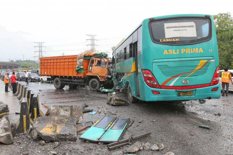 Foto Yang Menguras Air Mata: Kecelakaan Bus Di Tol Cikupa - JEO Kompas.com