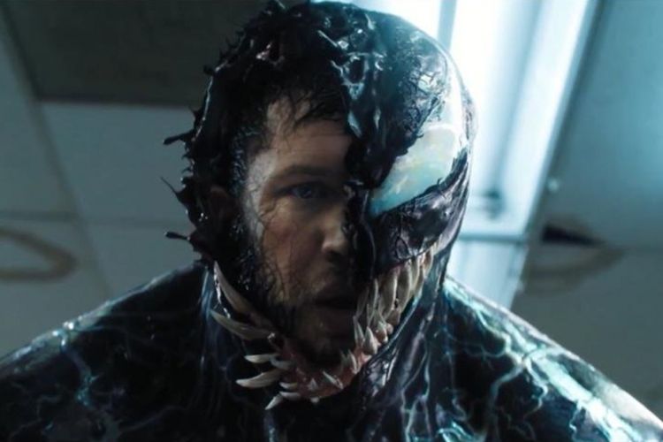 Tom Hardy berperan sebagai Eddie Brock, yang berubah menjadi Venom sebagai alter-ego dirinya dalam film Venom.