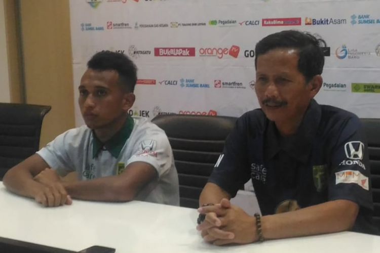 Pelatih Persebaya Djajang Nurdjaman dan Irfan Jaya memberikan keterangan pers usai menghadapi Sriwijaya FC di stadion Gelora Sriwijaya Jakabaring Palembang, Sumatera Selatan, Minggu (16/9/2018). Dalam pertandingan tersebut, Persebaya menahan imbang dengan skor akhir 3-3.