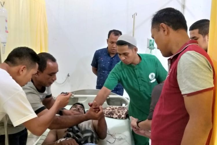 Foto Dokumentasi BPBD Aceh Jaya; “Heri warga Gampong Baro, Kecamatan Baktia, Kabupaten Aceh Jaya yang yang mengalami luka parah dibagian tangan kirinya akibat diterkam buaya sedang menjalani perawatan tim medis di Rumah Sakit Umum Daerah (RSUD) Teuku Umar,  Kamis (20/06/2019)