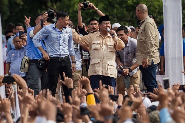 Calon Presiden nomor urut 02 Prabowo Subianto (kedua kanan) bersama Komandan Kogasma Partai Demokrat Agus Harimurti Yudhoyono (kiri) memberikan orasi politik saat kampanye terbuka di Stadion Sriwedari, Solo, Jawa Tengah, Rabu (10/4/2019). Kampanye terbuka bertema Prabowo Menyapa tersebut dihadiri partai pendukung, relawan dan tokoh nasional Koalisi Adil Makmur.