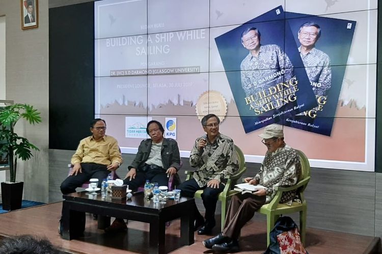 Bedah Buku Building a Ship While Sailing karya Chairman Jababeka Group SD Darmono dibedah oleh Rektor UII Komaruddin Hidayat, budayan M Sobary, dan Lilik Sumiarso, di Jakarta, Selasa (30/7/2019).
