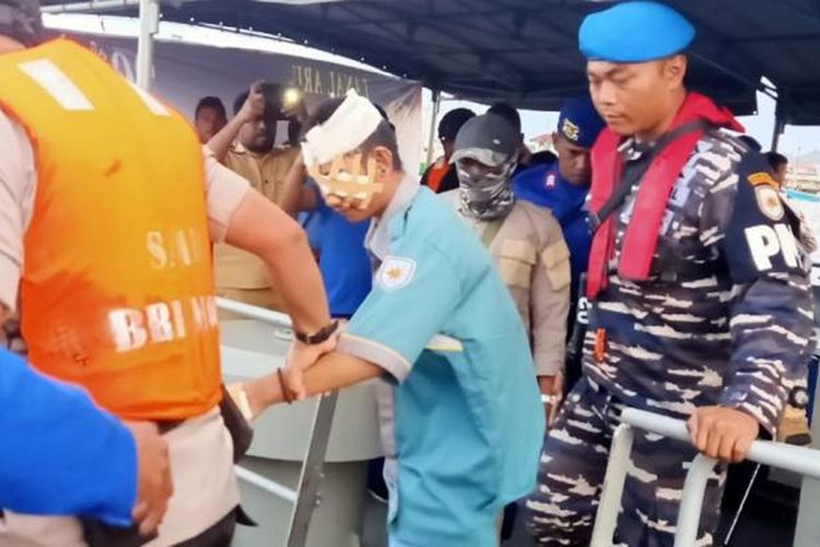 Seorang ABK KM Mina Sejati dengan kepala diperban diturunkan dari KRI Teluk Lada ke Speedboat untuk diantar ke Pelabuhan Dobo,Kepulauan Aru,  Selasa (20/8/2019)
