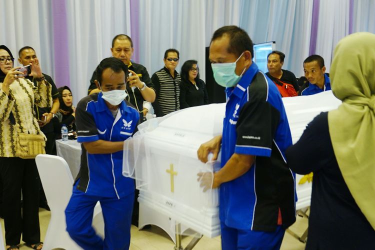 Setelah dimasukkan ke dalam peti, jenazah Mus Mulyadi lantas disemayamkan di dalam ruangan Rumah Duka Dharmais, Jakarta Barat, Kamis (11/4/2019).