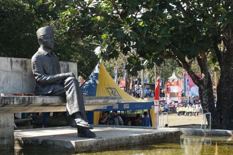 Patung Bung Karno duduk di lapangan Pancasila yang disebut juga Taman Renungan di Ende, Nusa Tenggara Timur.