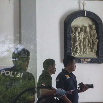 Petugas kepolisian melakukan olah Tempat Kejadian Perkara (TKP) kasus penyerangan di Gereja Katholik St. Lidwina, Jambon, Trihanggo, Gamping, Sleman, DI Yogyakarta, Minggu (11/2/2018). Polisi berhasil mengamankan satu tersangka dan masih melakukan penyelidikan terkait kasus penyerangan gereja yang melukai sejumlah umat serta merusak sejumlah fasilitas gereja dengan senjata tajam.