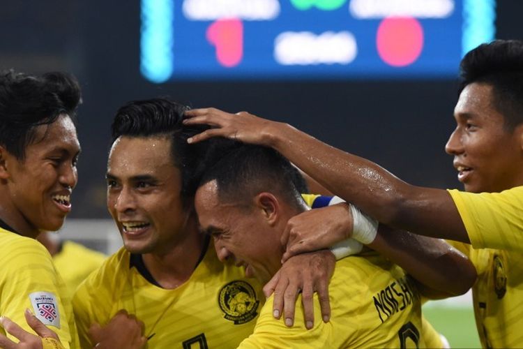 Penyerang Malaysia, Norshahrul Idlan Talaha (dua dari kanan) berselebrasi dengan rekan setimnya setelah mencetak sebuah gol dalam pertandingan Piala AFF 2018 melawan Myanmar di Stadion Bukit Jalil, pada 24 November 2018. 