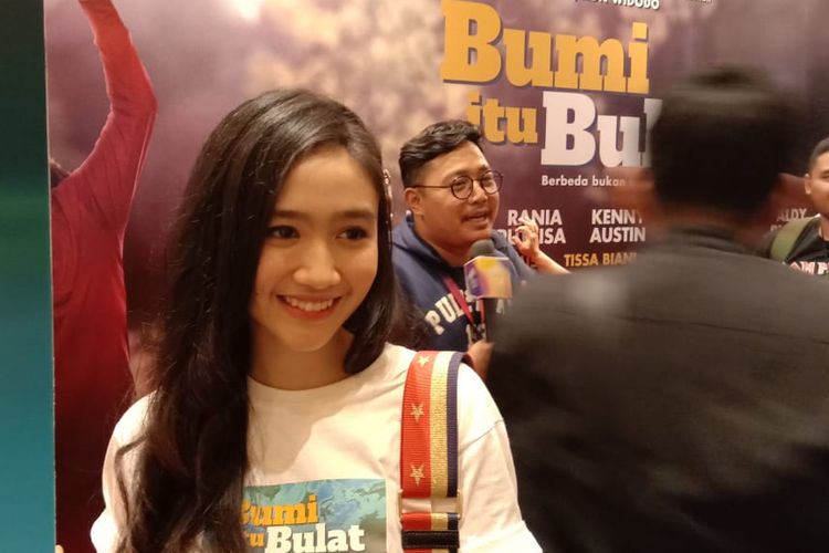 Febby Rastanty menghadiri screening film Bumi Itu Bulat di XXI Epicentrum, Kuningan, Jakarta Selatan, Selasa (2/4/2019).
