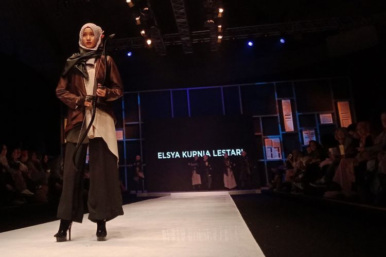 Salah satu karya dari calon desainer Islamic Fashion Institute (IFI) pada sesi peragaan busana di Muslim Fashion Festival (Muffest) 2018 di Jakarta Convention Center, Kamis (19/4/2018).