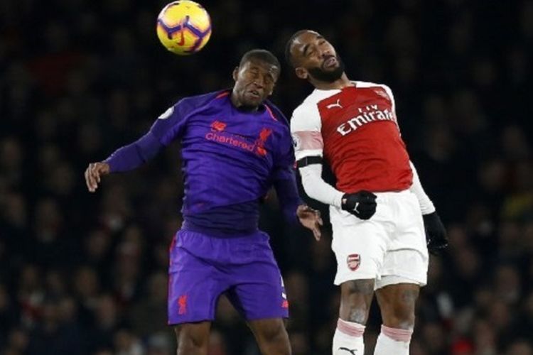 Alexandre Lacazette (kanan) dan Georginio Wijnaldum mencoba menyundul bola pada pertandingan Arsenal vs Liverpool di Stadion Emirates dalam lanjutan Liga Inggris, 3 November 2018.