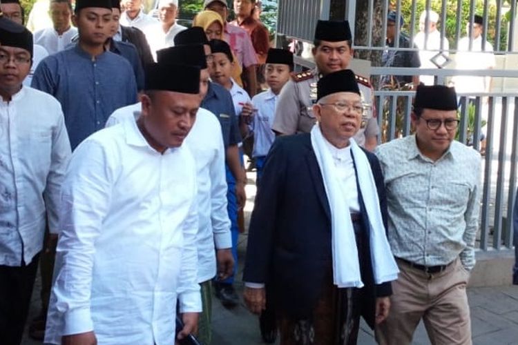 KH. Maruf Amin didampingi Ketua Umum DPP PKB, Muhaimin Iskandar, saat berada di Pesantren Tebuireng, Jombang, Jawa Timur, Senin (3/9/2018).