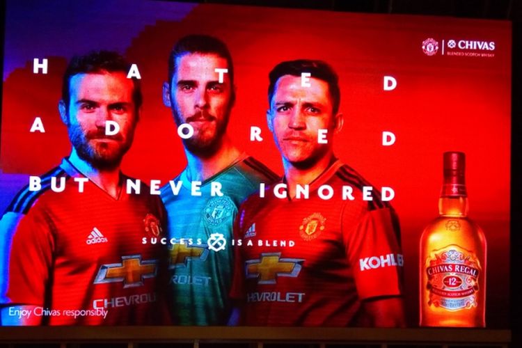 Iklan kerja sama Manchester United dengan Chivas. Minuman wiski scotch, Chivas bekerja sama Manchester United sepanjang tiga tahun mulai musim 2018/2019.