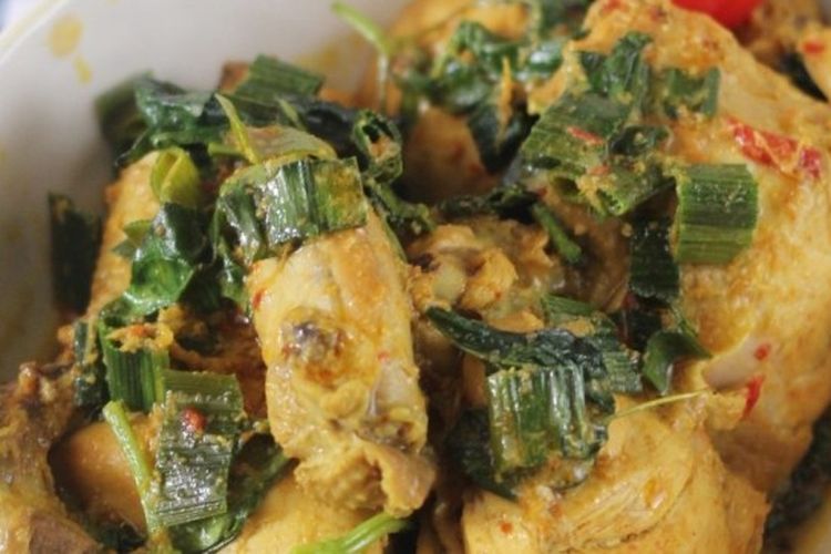 Ayam Tuturaga merupakan kuliner khas Manado yang penyajiannya mirip dengan opor.