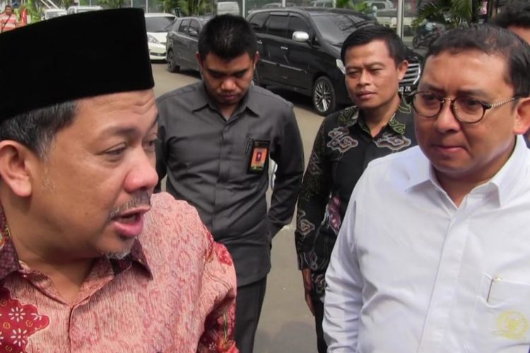 Politisi Gerindra Fadli Zon (kemeja putih) dan Fahri Hamzah (kemeja coklat motif) saat mengunjungi musikus Ahmad Dhani di Rutan Cipinang, Jakarta Timur, Rabu (6/2/2019). Ahmad Dhani akan dibawa ke Jawa Timur. 