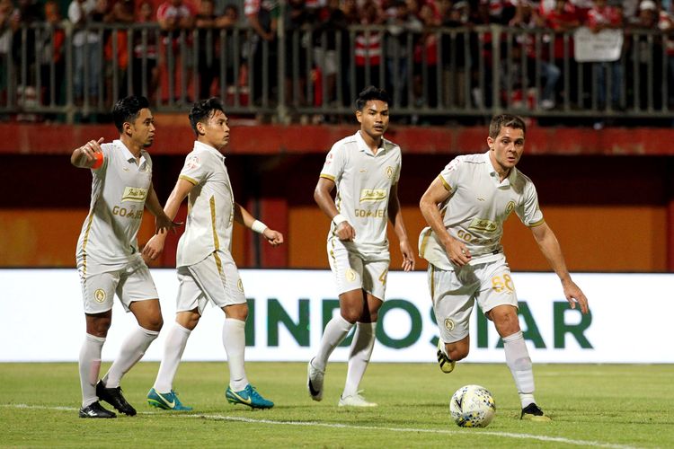 Pemain asing PSS Sleman, Guilherme Felipe De Castro saat menggiring bola.