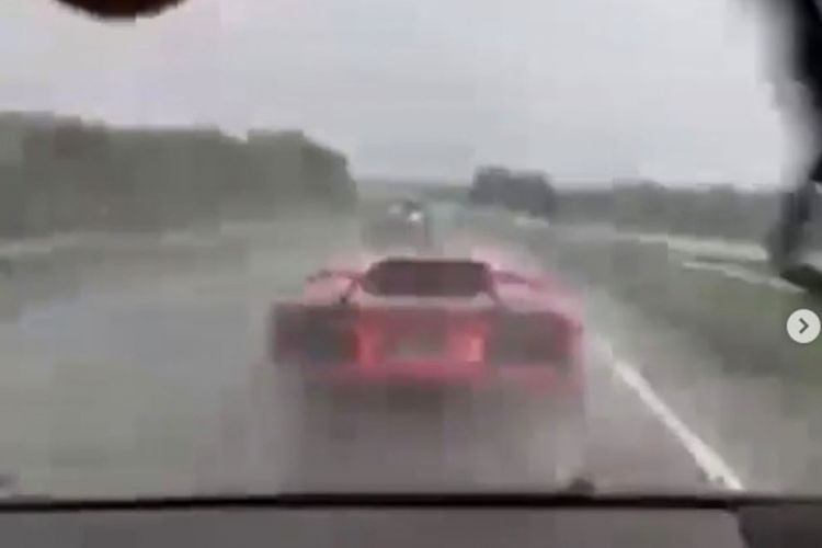 Tangkapan layar video yang memperlihatkan Lamborghini melaju kencang di tol Solo Sragen