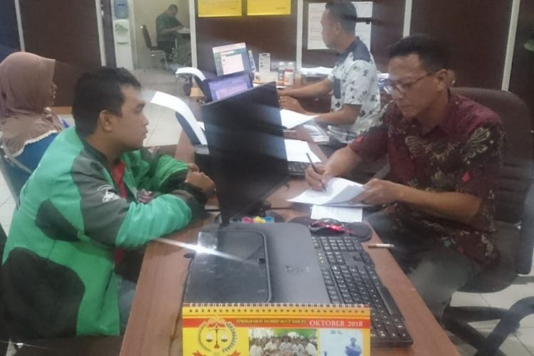Rahman (26) salah satu driver ojek online ketika membuat laporan di Polresta Palembang, Jumat (12/10/2018).  Rahman mengaku telah dipukuli oleh rekan seprofesinya lantaran menyerobot orderan.