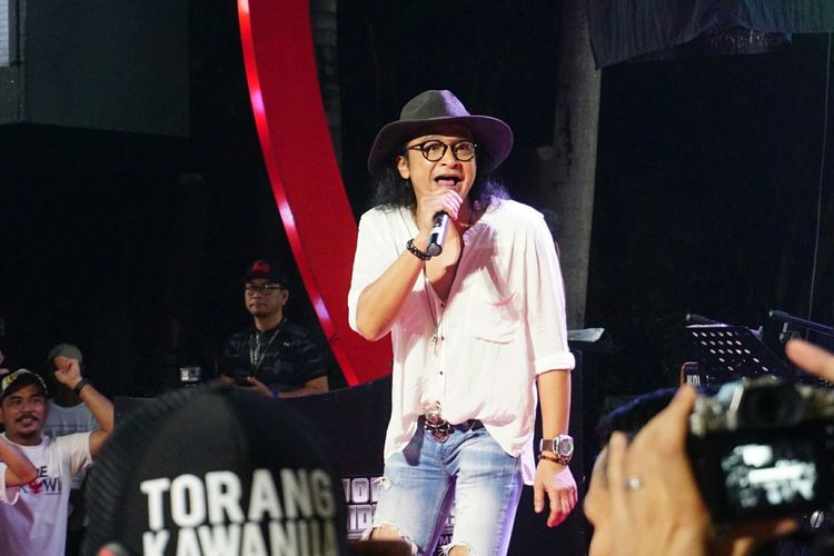 Penyanyi Andy /rif saat tampil di Konser Putih Adalah Kita di Lippo Mall Kemang, Jakarta Selatan, Minggu (7/4/2019).