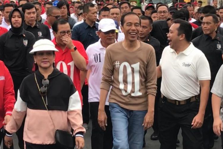 Calon presiden nomor urut 1 Joko Widodo dan sang istri Iriana melaksanakan jalan sehat di pusat kota Bandar Lampung, Sabtu (24/11/2018).
