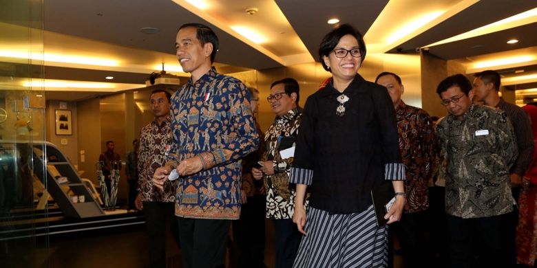 Presiden Joko Widodo bersama Menteri Keuangan Sri Mulyani saat meninggalkan ruangan Bursa Efek Indonesia (BEI), Jakarta, Selasa (4/7/2017). Kedatangan Presiden Joko Widodo dalam rangka kunjungan kerja dan dialog ekonomi dengan para pelaku pasar modal.