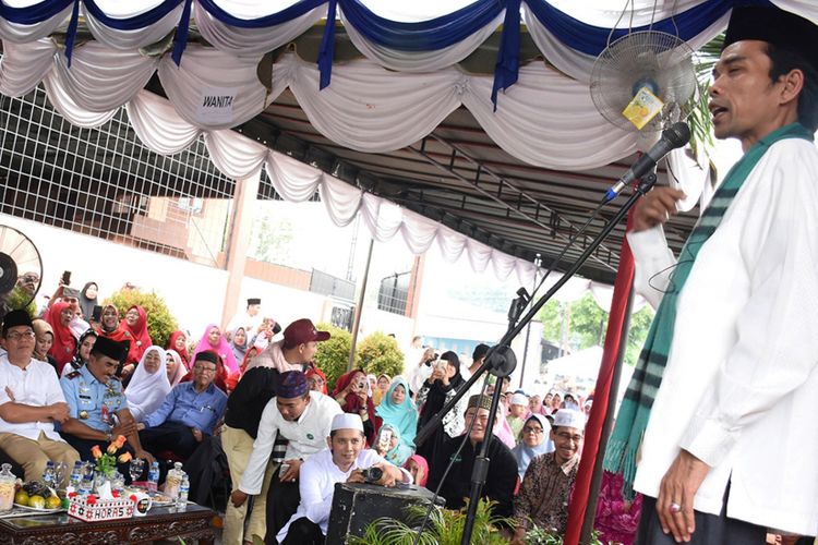 Ustaz kondang Abdul Somad hadir di acara tabligh akbar dan peresmian Rumah Thafidz Al Quran yang digelar Yayasan Islamic Center Garuda di Jalan Gelora Medan, Kamis (16/11/2017). 