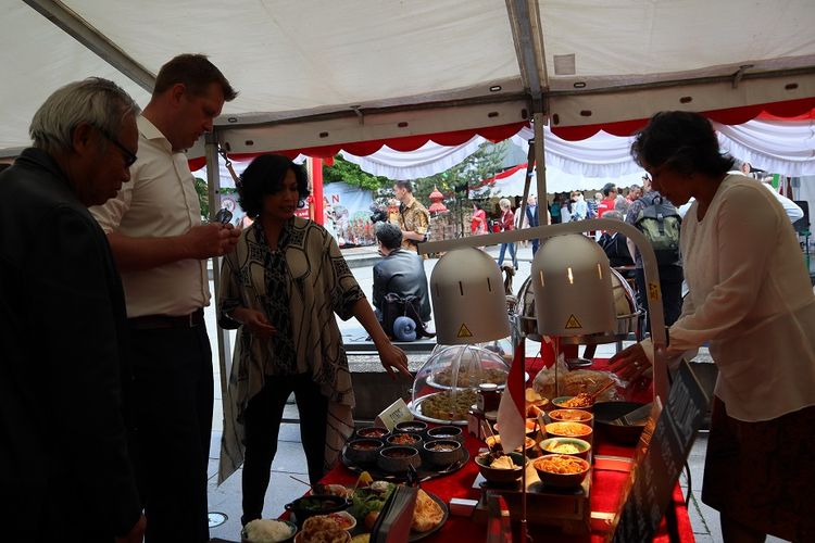 Tidak hanya promosi budaya, berbagai kuliner Indonesia juga diperkenalkan kepada warga Kota Horsens, Denmark. Mulai dari bakso, mie ayam, nasi kuning, rendang, masakan Manado, masakan Bali, kupat tahu Bandung, sate, martabak telur hingga mpek-mpek.