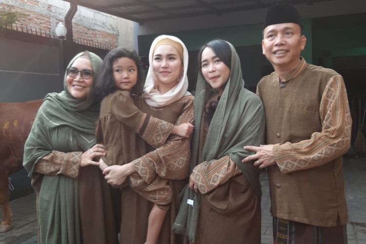 Ayu Ting Ting bersama keluarga merayakan Idul Adha di kediamannya di kawasan Depok, Jawa Barat, Minggu (11/8/2019).