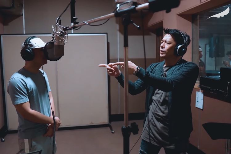 Bidik layar video YouTube NOAH berjudul Separuh Aku - NOAH Feat. Raditya Dika.