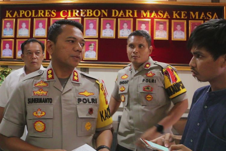 Kapolres Cirebon, AKBP Suhermanto memberikan penjelasan terkait penangkapan IAS kepada sejumlah pekerja media di kantor polisi, Senin (13/5/2019). Polisi masih memeriksa dan mendalami motivasi serta tujuan IAS membuat dan menyebarkan video tersebut
